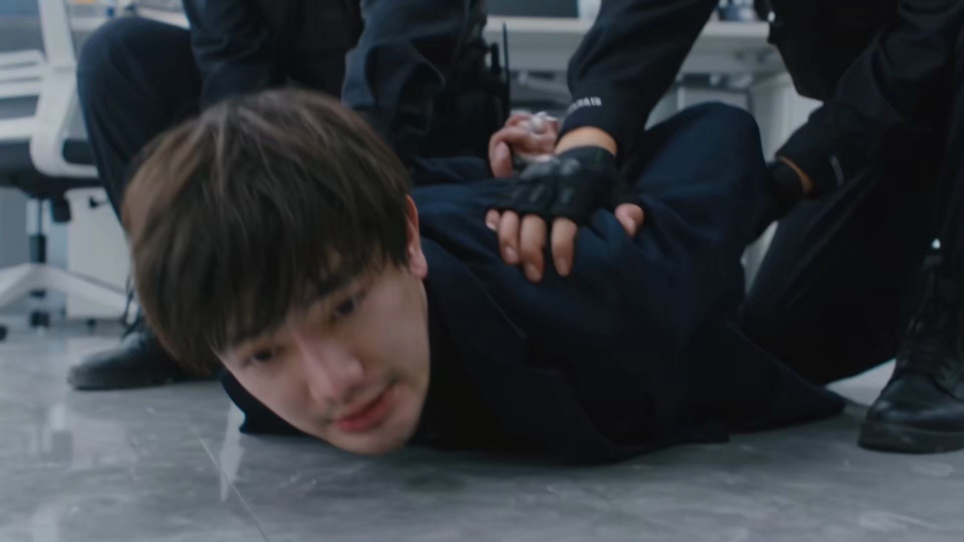 乐府怒斥没底线的维阿信:报假警说我要炸了维阿大楼,害我半夜被三个警哥上门问话!